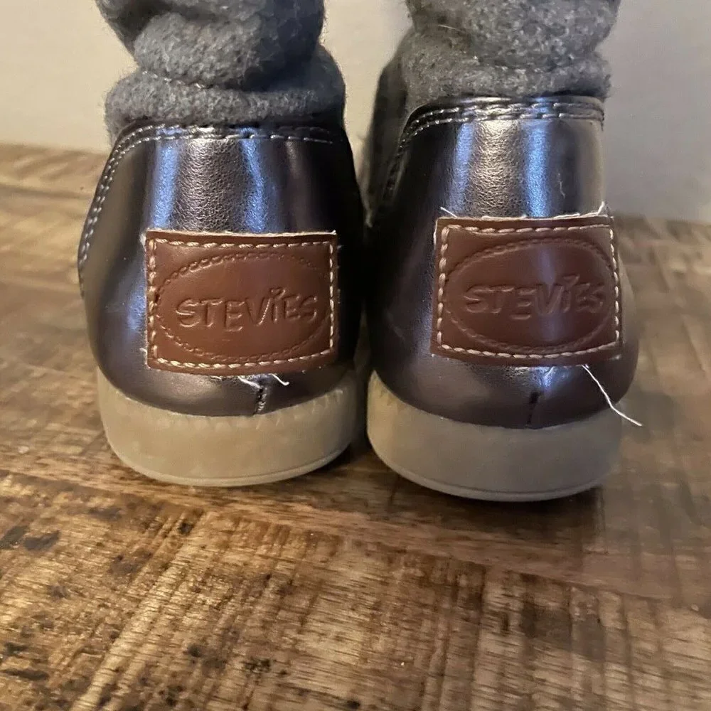 Stevies Snowday Side Zipper Boots Grey size 5